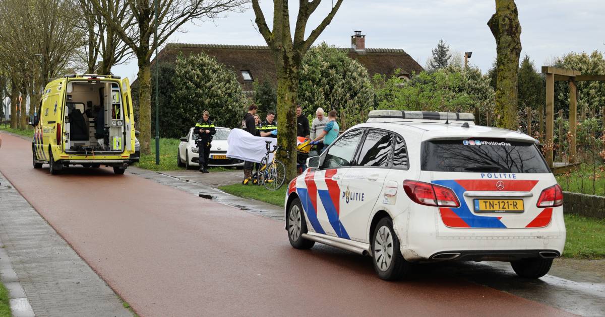 Wielrenner gewond door botsing met busje in Berghem.