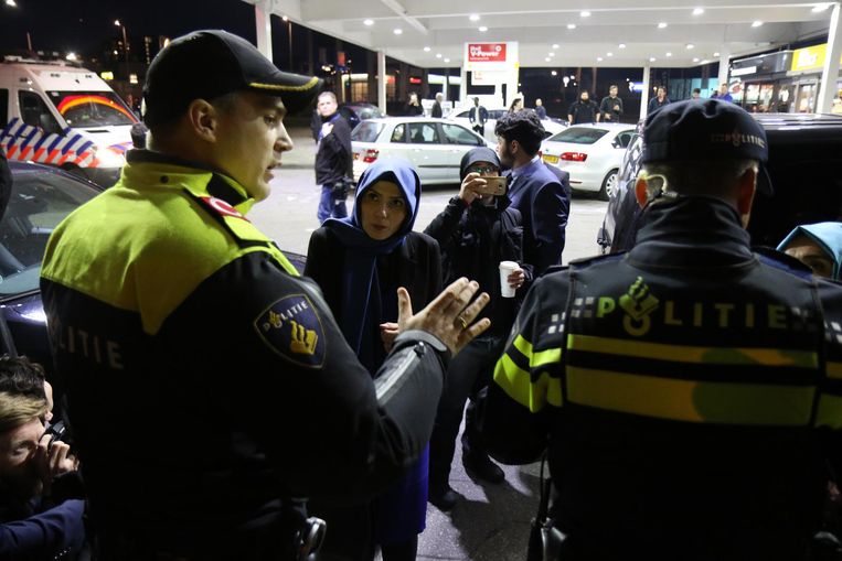 Het konvooi van de Turkse minister Fatma Betul Sayan Kaya (Familiezaken) wordt tegengehouden door de politie bij een tankstation in de buurt van Feyenoordstadion De Kuip. Beeld anp