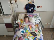 Bergen kaartjes vol moppen voor zieke Sophie, zélfs uit het buitenland: ‘Echt ongelooflijk’