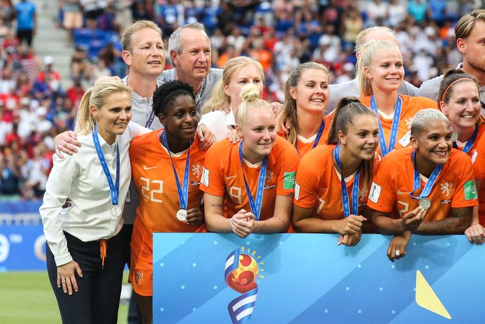 Sarina Wiegman en de Leeuwinnen vieren de zilveren plak op het WK.