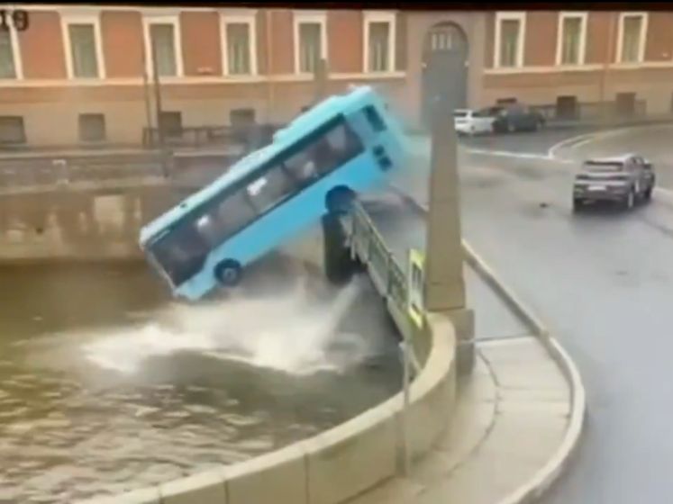 Un autobus chute dans une rivière de Saint-Pétersbourg: 7 morts