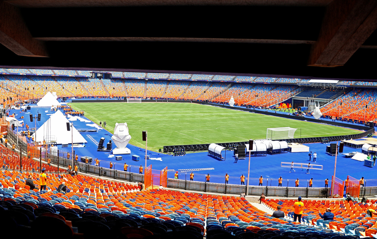 In het Cairo International Stadium wordt alles gereed gemaakt voor de openingsceremonie van de Africa Cup. Beeld REUTERS