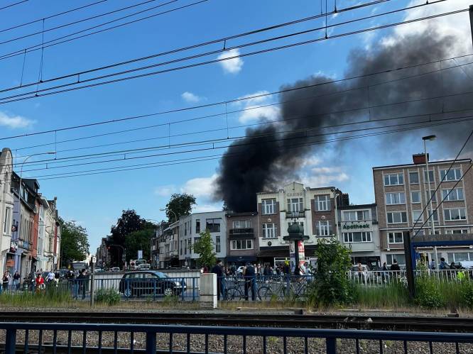 Politie ontdekt per toeval brand in handelspand in de buurt van het station van Lier