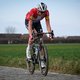 Kasper Asgreen maakt zich onzichtbaar en fietst solo over de E3-finish in Harelbeke