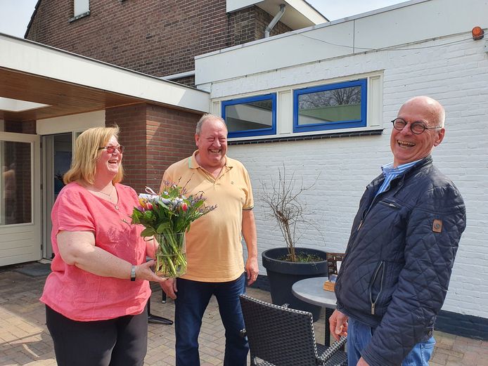 Chris Jongboer (rechts) brengt in opdracht van de gemeente Renkum de bloemstukken rond. Marit en Henk Flipsen van Biljartcentrum Renkum waarderen de geste.
