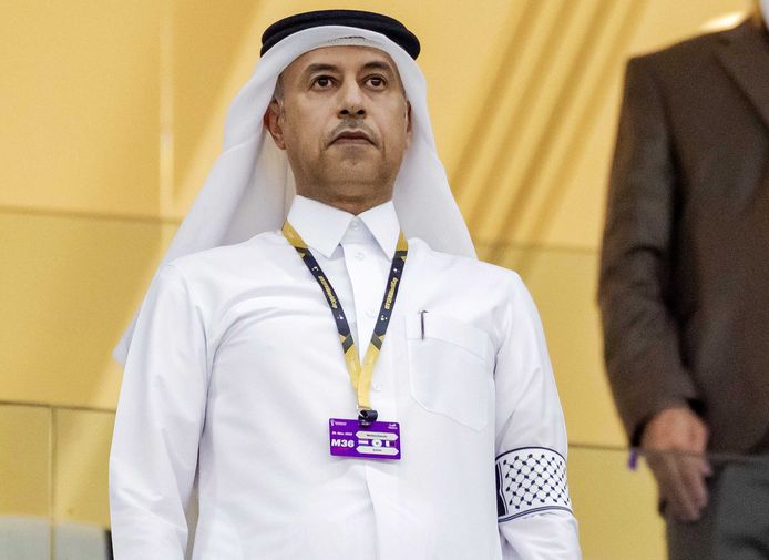 Procureur-generaal Al Nuaimi van Qatar, met om zijn linkerarm de pro-Palestina band.