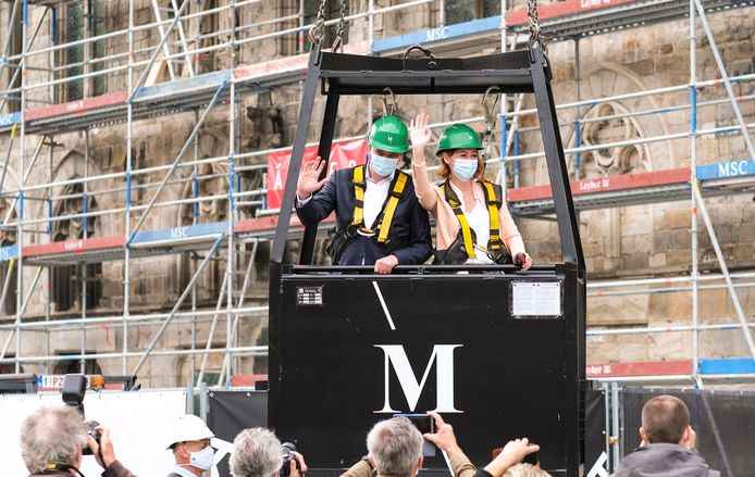 Burgemeester Talpe en schepen Soenen gaan even naar boven om een kijkje te nemen.