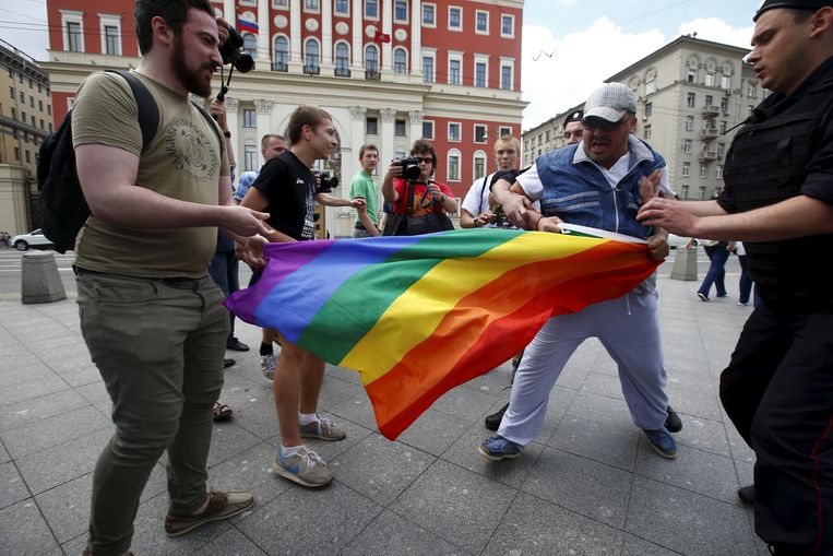Anti-homodemonstranten proberen een regenboogvlag af te pakken tijdens een niet geautoriseerde betoging van homorechtenactivisten in Moskou in 2013. Beeld REUTERS