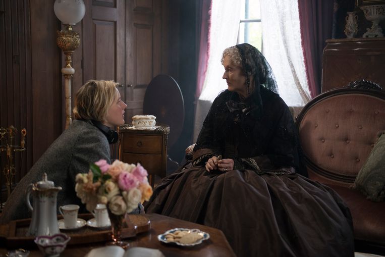 Regisseur Greta Gerwig met Meryl Streep op de set van Little Women. 
 Beeld 