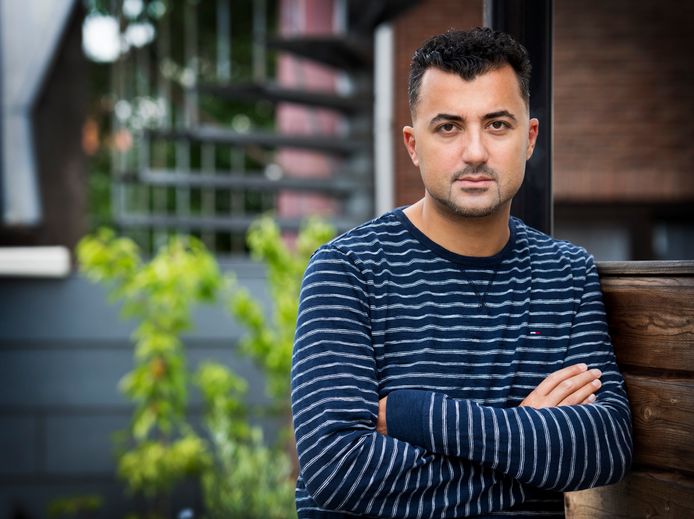Een 31-jarige man uit Amersfoort moet zich volgende week dinsdag voor de politierechter in Zwolle verantwoorden voor het belagen en beledigen van schrijver en columnist Özcan Akyol uit Deventer.