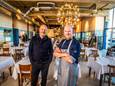 Cafe Coberco in de Melkhal aan Raiffeisenstraat, links eigenaar Harald Droste, naast hem mede-eigenaar Arjan Schepers.