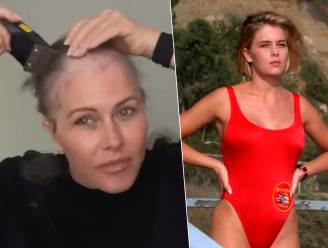KIJK. ‘Baywatch’-actrice Nicole Eggert scheert hoofd kaal na kankerdiagnose: “Je bent nog altijd prachtig”