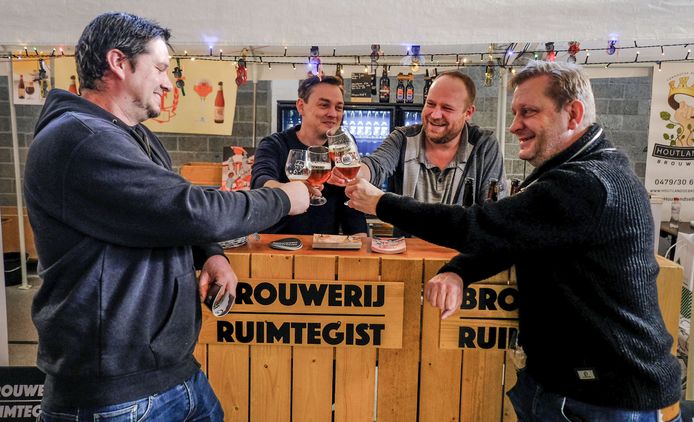 Anthony Blomme en Dieter Vandenbroeke klinken bij brouwerij Ruimtegist uit Kortrijk, met brouwers Egbert Glorieux en Arn Simoens