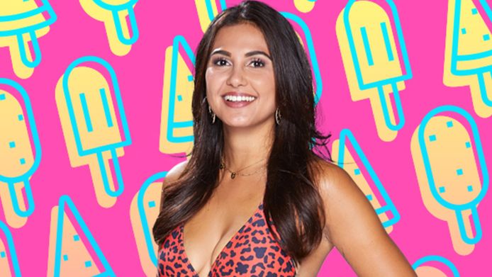 Joan won het tweede seizoen van 'Love Island' aan de zijde van Mert. Na een jaartje gingen de twee uit elkaar, en ondertussen heeft Joan een nieuwe liefde.