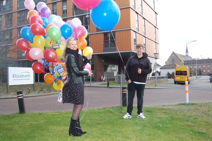 Ingrid Boschman van Surplus neemt de ballonnen met kaartjes in ontvangst van een van de Curio-leerlingen