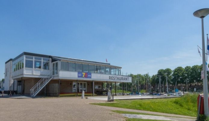 Het leegstaande restaurant aan de haven in Culemborg.