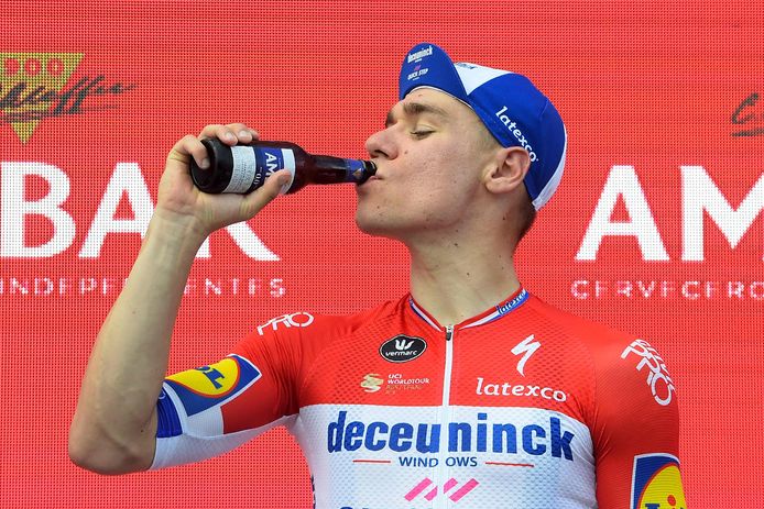 Fabio Jakobsen laat het zich goed smaken na zijn ritzege.
