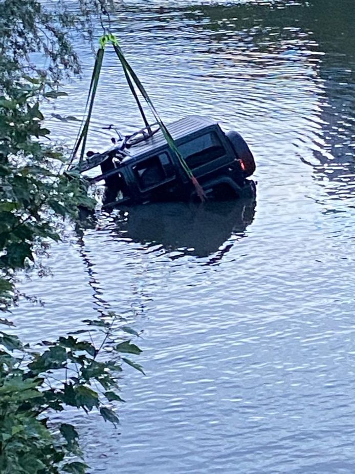 Een Jeep dook aan de Europabrug het water in.