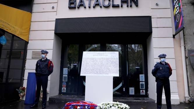 Symbolische herdenking van aanslagen in Parijs, middenin proces