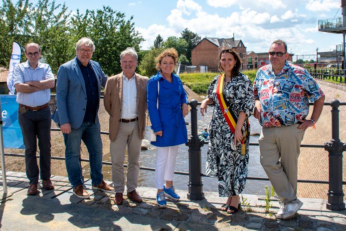 Vandaag werd een gloednieuwe vistrap geopend door onder meer Lydia Peeters, Vlaams minister van Mobiliteit en Openbare Werken, en Gwendolyn Rutten, burgemeester van stad Aarschot.