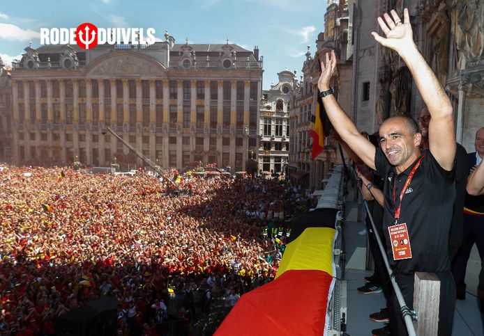 Roberto Martínez groet de Grote Markt in Brussel na de bronzen medaille op het WK in Rusland.