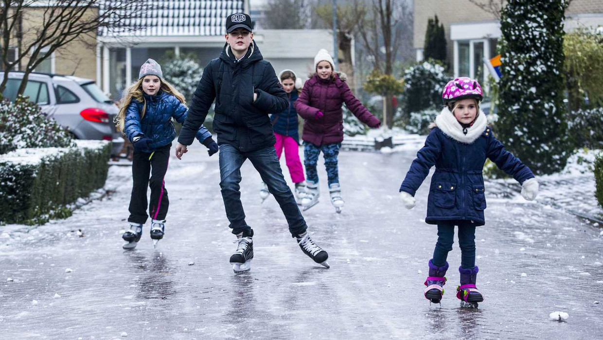 De ijzel zorgde niet alleen voor veel problemen, maar ook voor vertier. Kinderen schaatsten vandaag in verschillende plaatsen door de straten, zoals hier in de beijzelde Jupiterstraat in Assen. Beeld anp