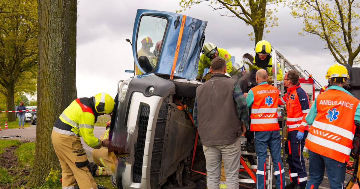 Busje belandt op zijn kant bij ongeluk: brandweer bevrijdt inzittenden.