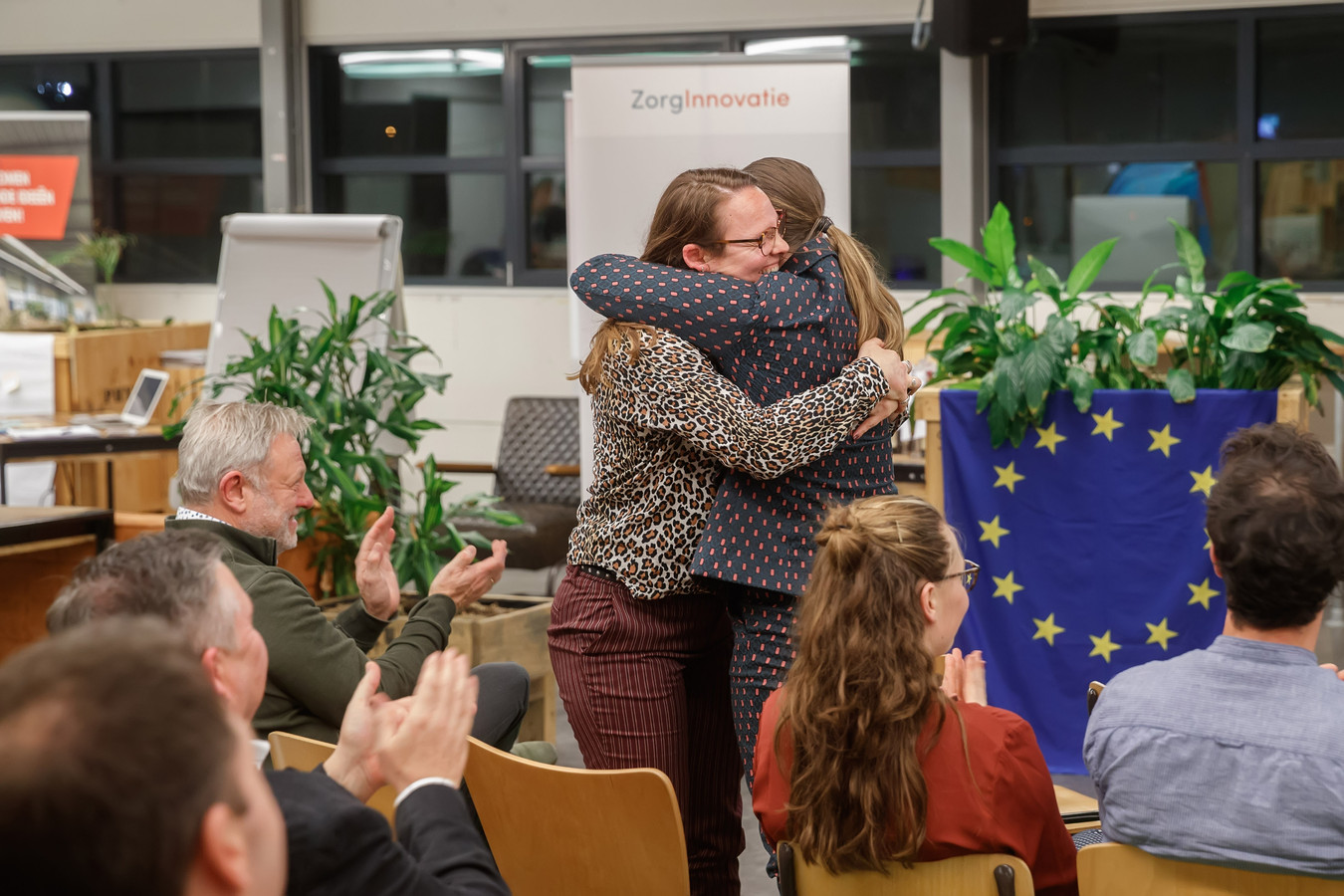 Vreugde bij de winnaressen van de Regionale Zorginnovatieprijs:  Edith Raaijmakers en Maartje Huggers  die GwoonHandig bedachten, een webshop-platform waar zorgondernemers en klanten elkaar vinden.