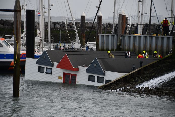 Het zinkende douchegebouw in de jachthaven van Breskens.