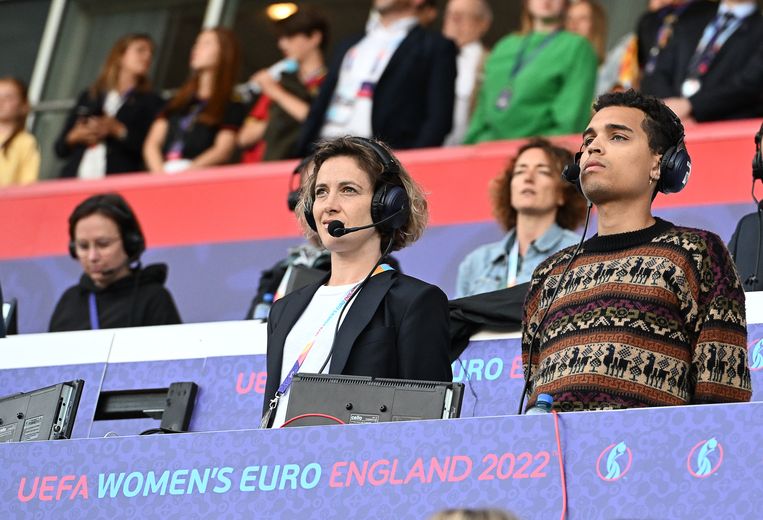 ‘De Red Flames zien spelen was véél zenuwslopender dan toen ik zelf meedeed.’ (Foto: met Aster Nzeyimana in het commentaarhokje tijdens het EK vrouwenvoetbal.) Beeld BELGA