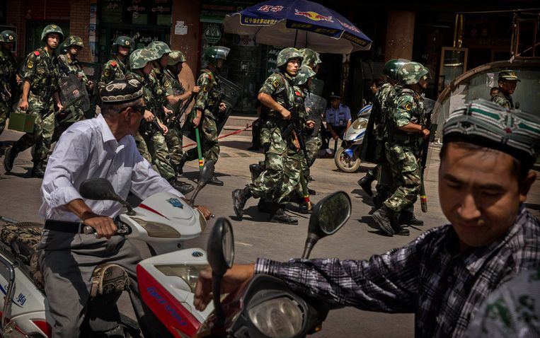 Chinese soldaten in de straten van Kashgar, een stad in het westen van China waar veel Oeigoeren wonen. Beeld Getty