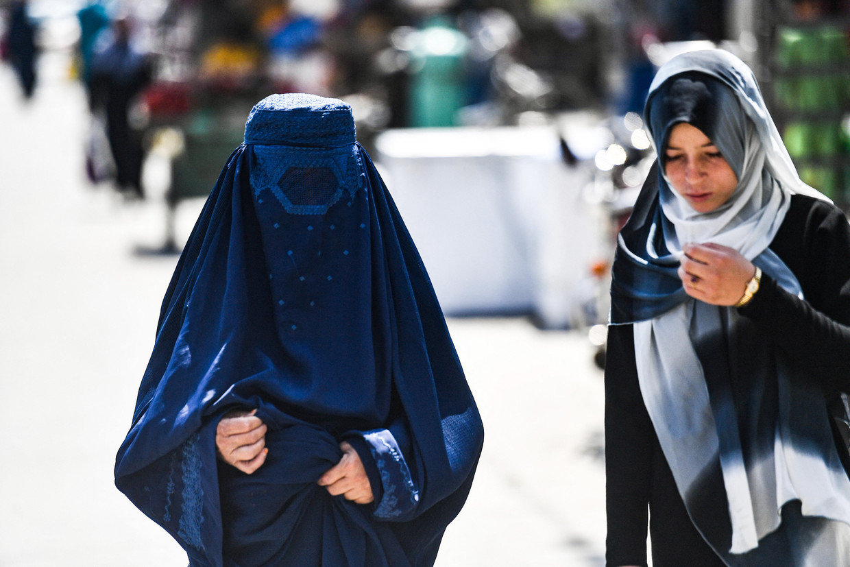 Vrouwen op straat in Kaboel, afgelopen september. Beeld Brunopress