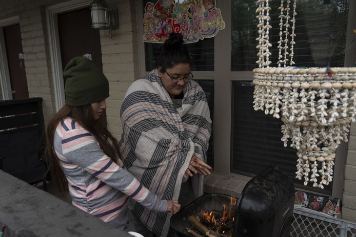 Karla Perez and Esperanza Gonzalez warmen zich aan de barbecue in Houston, Texas.