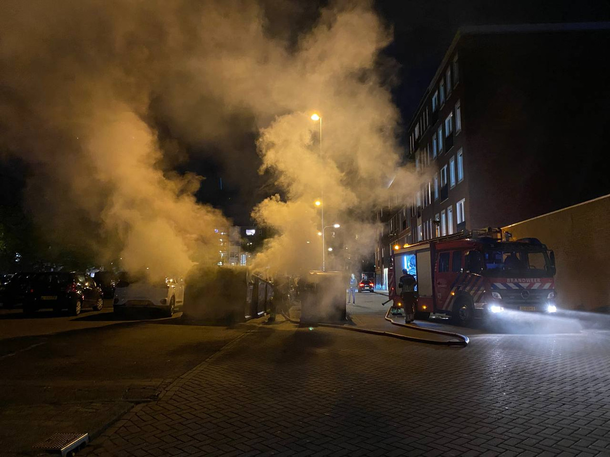 Aan de Smutsstraat in Hengelo is zondagavond een container uitgebrand. Omstanders vermoeden dat de container is aangestoken. Een auto, die naast de container stond geparkeerd, liep schade op.