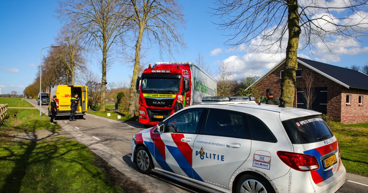 Trucker uit Wezep overlijdt tijdens vrijwilligerswerk na aanrijding met pakketbezorger: ‘Tragisch’.