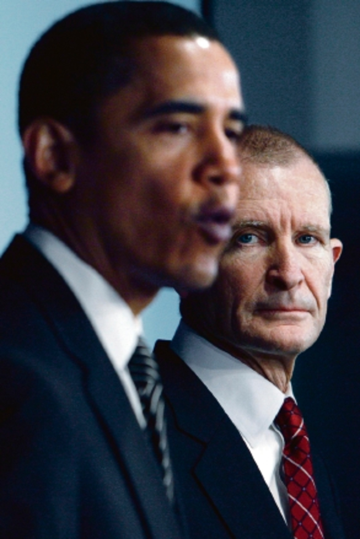 Dennis Blair (rechts) was zestien maanden lang Barack Obama?s hoogste veiligheidsadviseur. Hij moest eergisteren aftreden. (FOTO AP) Beeld AP