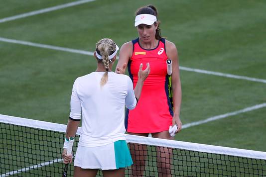Johanna Konta schudt Angelique Kerber de hand.