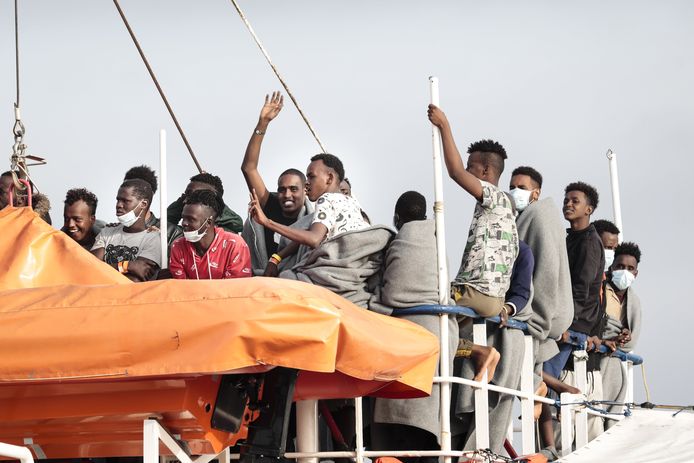 Archiefbeeld. Migranten op een schip van ngo Sea-Watch in de haven van Pozzallo, Sicilië.  (23/10/21)