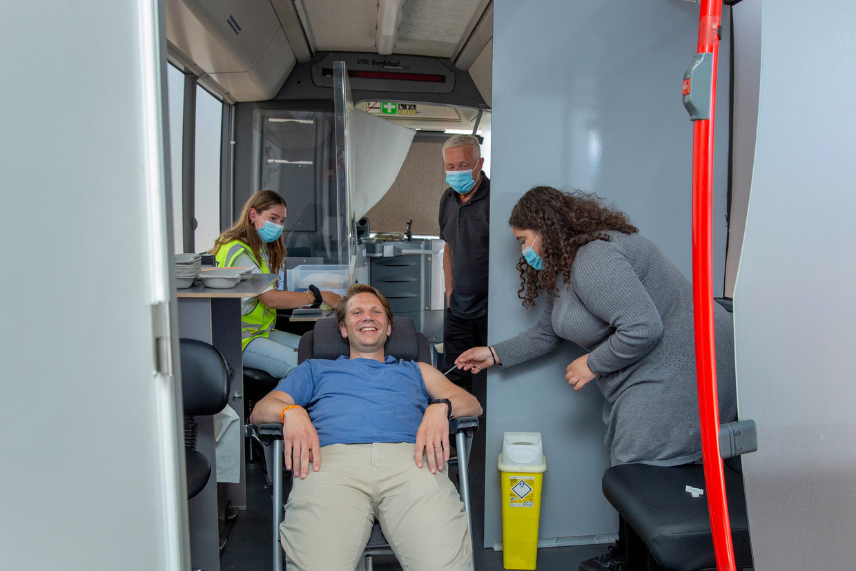 Tim Spierenburg kan nog wel eens flauwvallen na het krijgen van een prik, daarom krijgt hij liggend zijn vaccinatie. Beeld Maartje Geels