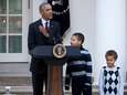 Obama's dochters laten vaderlijke grapjes bij laatste Thanksgivingceremonie aan zich voorbij gaan