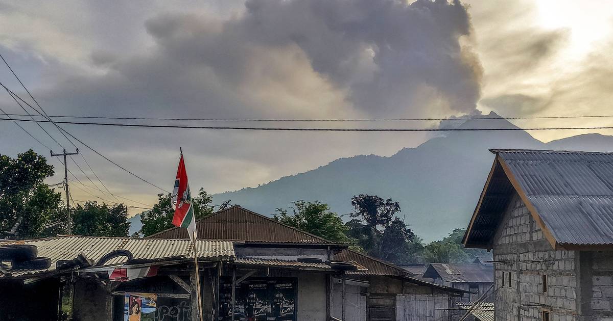Два извержения вулкана в Индонезии |  снаружи