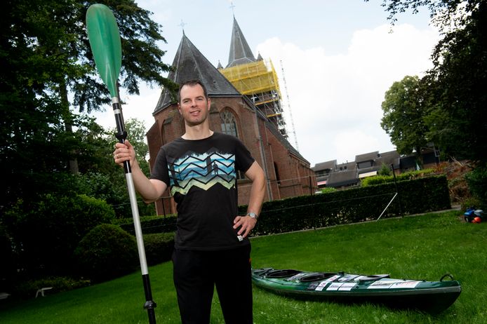 Dominee Adriaan Theunisse uit Beekbergen gaat met kano de Rijn af voor het goede doel.