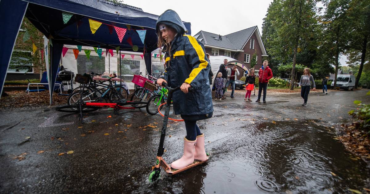 Burendag Apeldoorn valt in het water, maar gutsende regen brengt deze buren niet in de war - Tubanti