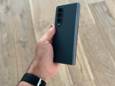 De Samsung Galaxy Z  Fold 4 in de grijsgroene kleur.