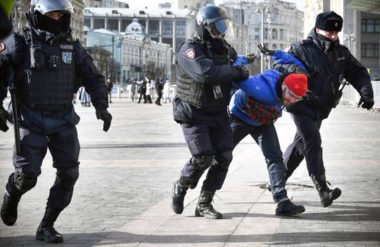 Een man wordt gearresteerd tijdens een protest tegen de oorlog in Oekraïne in Moskou. 