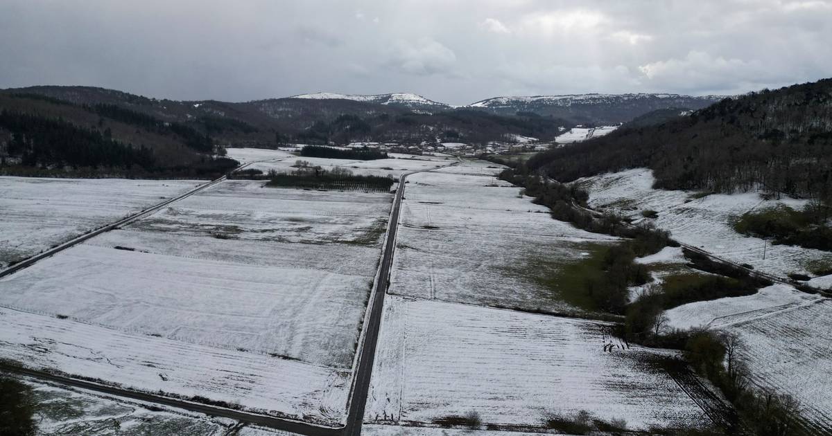 I soldati aiutano nella bufera di neve di Maiorca |  al di fuori