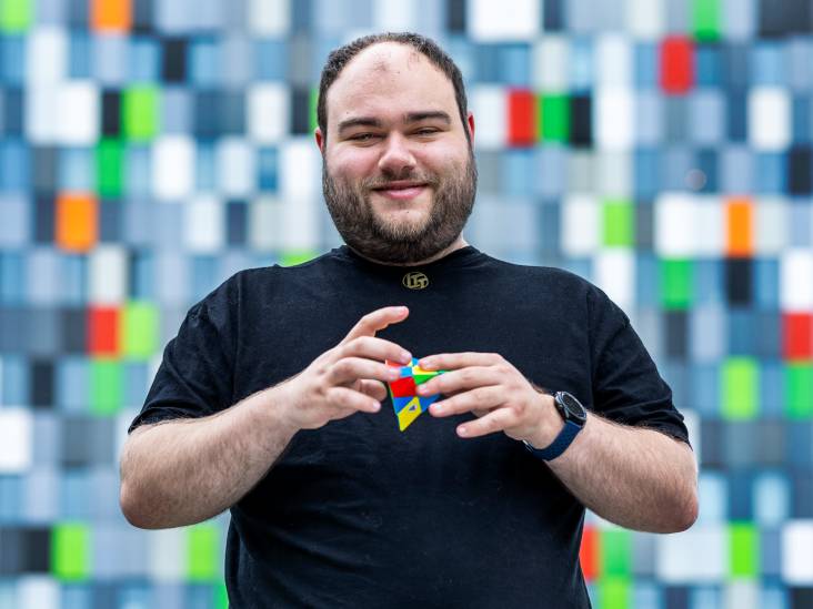 Robin (24) met dyslexie en Asperger kreeg vmbo advies, maar promoveert nu