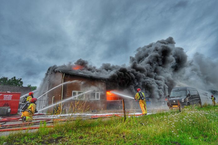 De brandweer probeerde dinsdagavond te voorkomen dat het vuur zich uitbreidde.