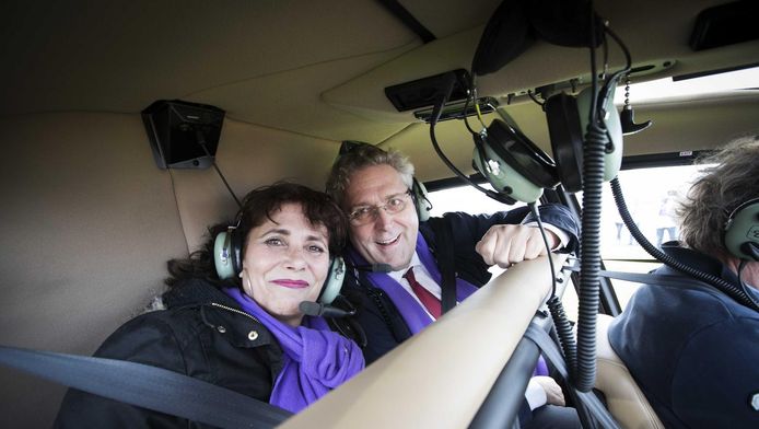 50Plus-leider Henk Krol in een helikopter bij Hotel New York tijdens de campagne voor de Tweede Kamerverkiezingen.
