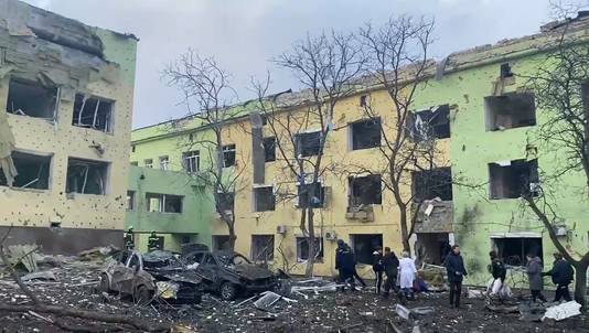 In Marioepol werden gisteren een ziekenhuis en een materniteit gebombardeerd. 